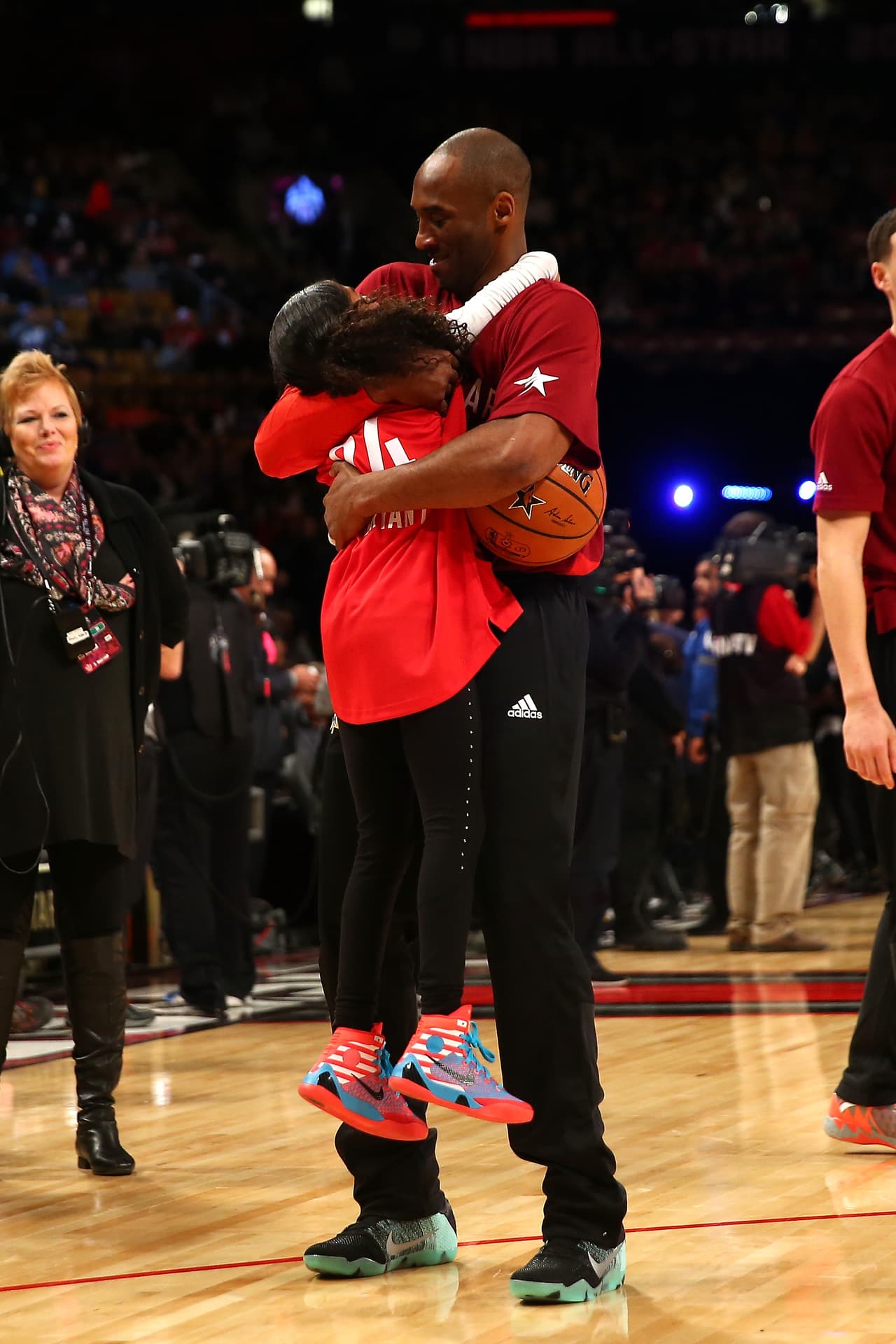 Gianna Bryatn salta a los brazos de su padre en el juego de las estrellas de la NBA el 14 de febrero de 2016.