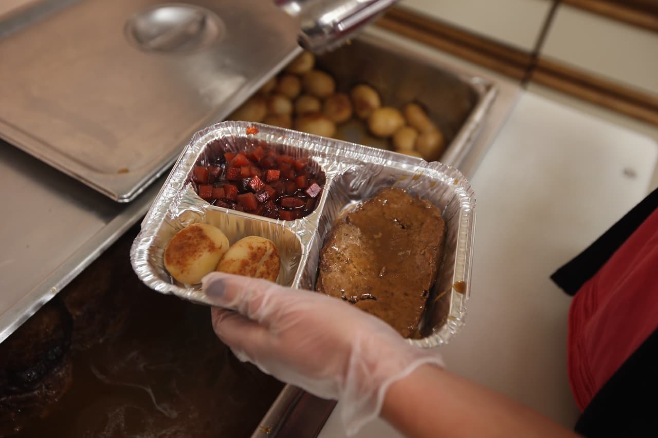<b>Meals on Wheels Central Texas</b>
<br>512-476-6325
<br>
<br>La organización ofrece a los adultos mayores confinados en sus hogares y a las personas con discapacidades una variedad de programas. Los voluntarios pueden llevar comidas y sirven como compañeros para las personas con pérdida de memoria.