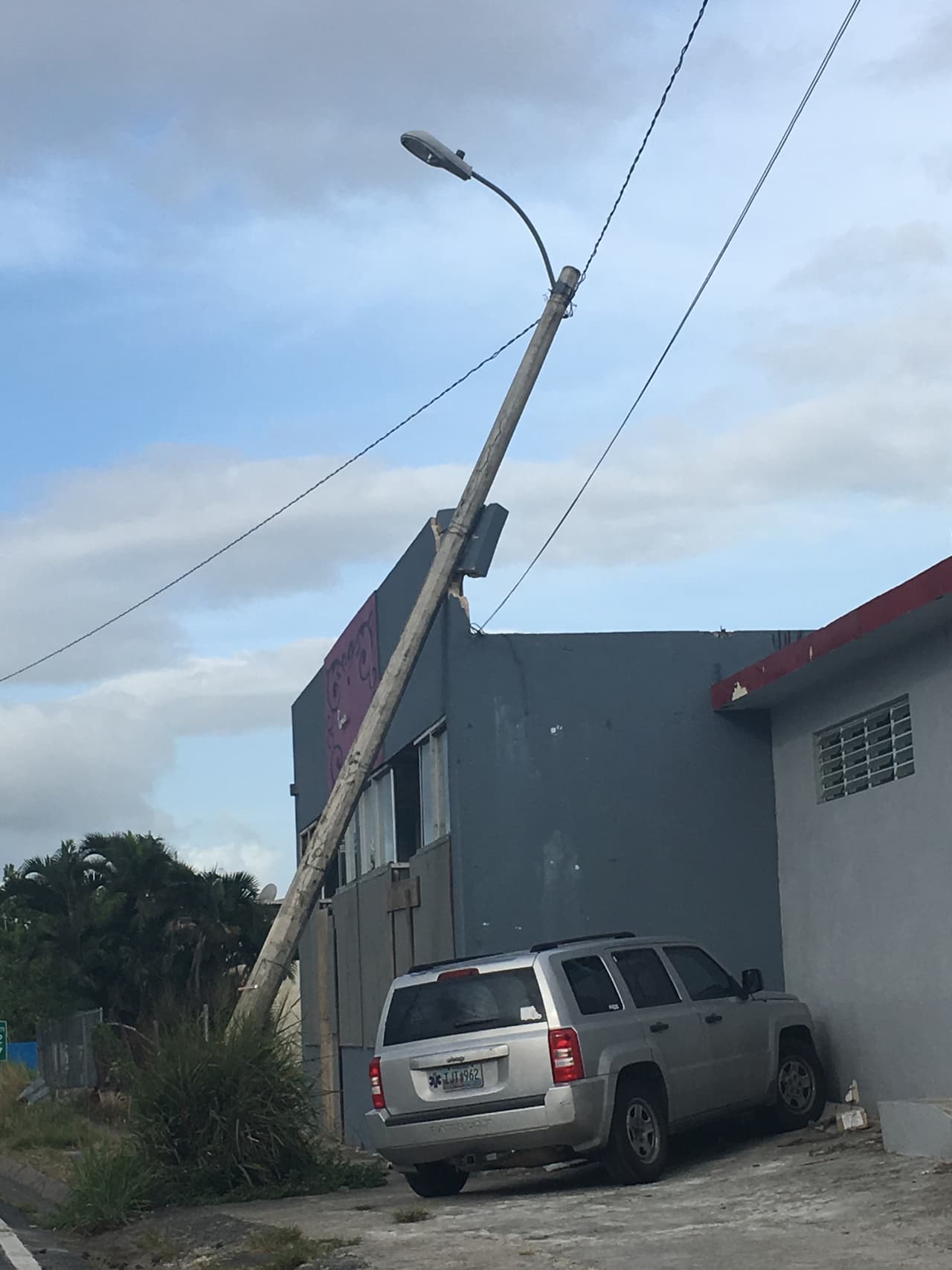 En un recorrido por algunos sectores de la zona metropolitana de San Juan y Caguas, todavía quedan postes virados, otros que quedaron destrozados por los vientos de más de 140 millas por hora de María y que están literalmente colgando.