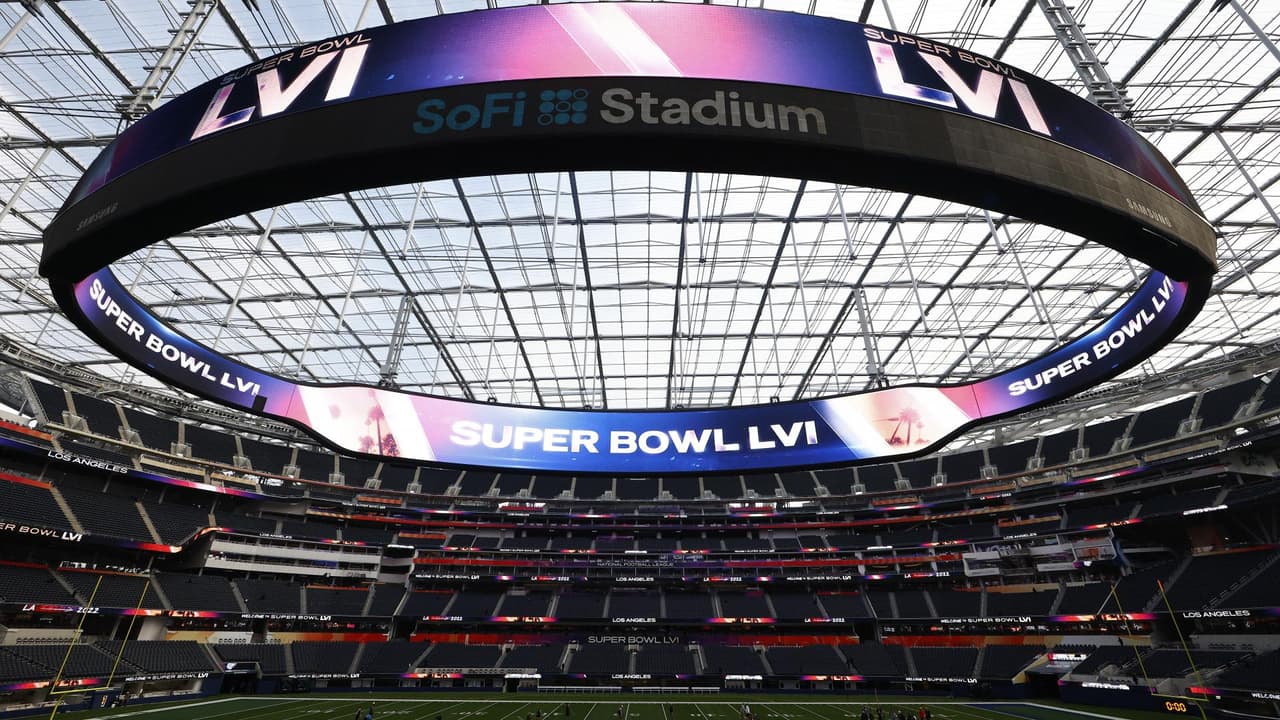 <b>¿Cuántos oficiales de seguridad resguardarán el estadio del Super Bowl?</b>
<br>Si bien no se tienen datos concretos, el Departamento de Policía de Los Ángeles anunció que desde antes, durante y después del partido se desplegarán oficiales de múltiples departamentos de seguridad que incluyen al LAPD y el Departamento del Sherif de Los Ángeles.
<br>