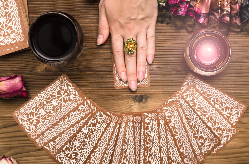 <b>VELAS CONOCIENDO</b>
<br>La baraja tiene 78 cartas, 22 de las cuales son las consideradas "Arcanos Mayores" y las otras 56 divididas en cuatro 'palos'.