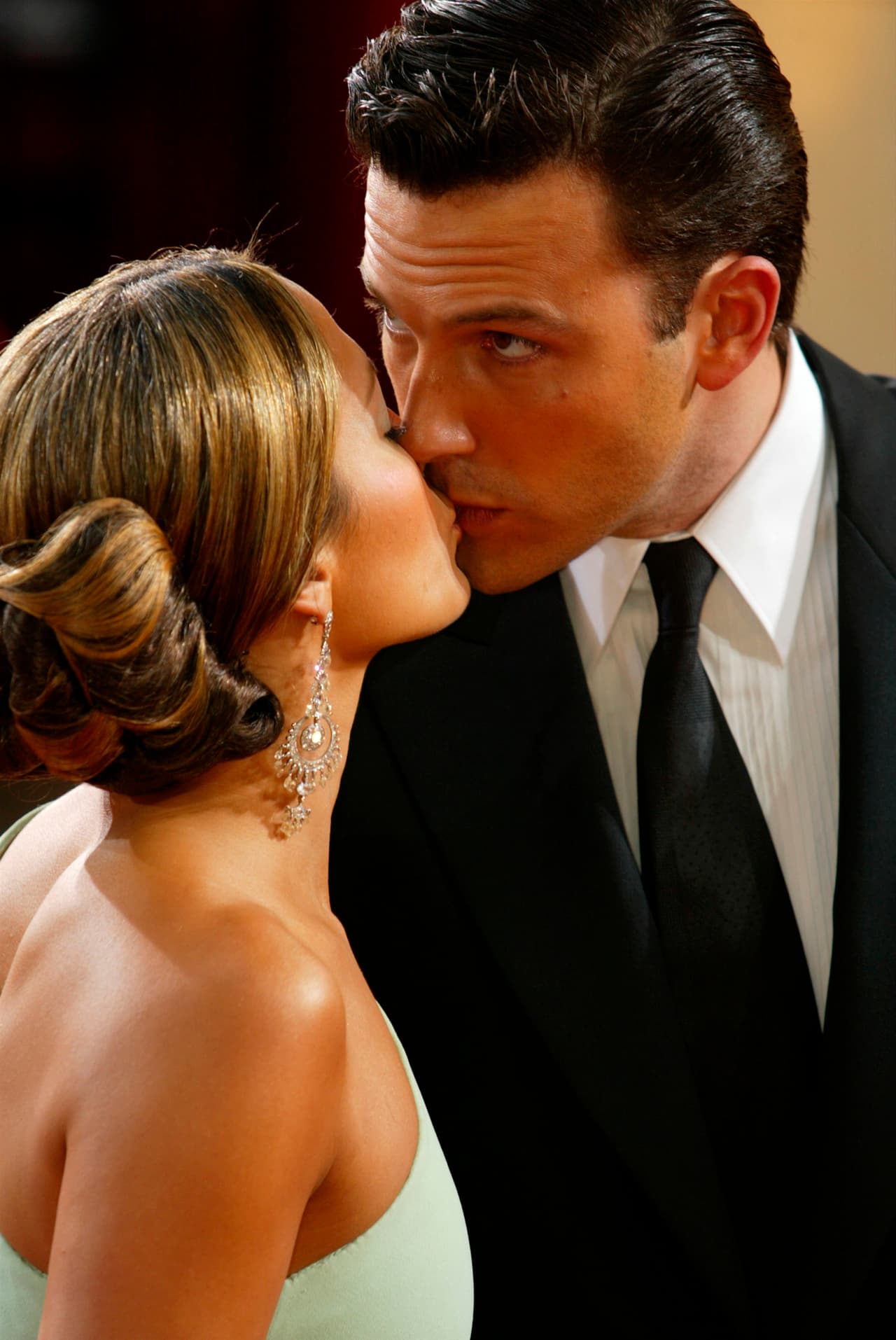 <b>Besando al aburrido Parte 1. </b>De esta relación se ha dicho todo, desde infidelidades hasta problemas de addicón de Ben Affleck al juego hasta el hecho de que no se decidía a casarse con Jennifer López. Este beso aburrido, en el que Affleck mira quién sabe qué mientras J. Lo lo besa con pasión, cerrando sus ojos, ocurrió en la edición 75 de los Academy Awards en el Kodak Theater el 23 de marzo de 2003 in Hollywood, California. Su boda estaba programada para ese fin de semana, pero fue pospuesta. Luego, se anunció su rompimiento de manera oficial.