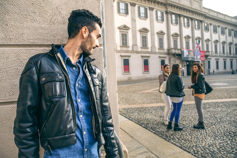 El problema surge cuando ese nativo o nativa del signo Tauro deja escapar las cualidades negativas de su signo. En ese encuentro peligroso se vuelve muy celoso y posesivo, receloso, inflexible muy terco, auto indulgente y hasta codicioso. ¡No tienes vida propia, te considerará como una posesión 'eres mío' o 'eres mía'!