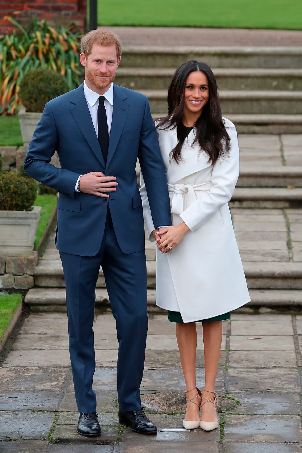 <b>Noviembre, 2017</b>
<br>Pero el verdadero proceso estilístico inició en noviembre de 2017 cuando apareció ante la prensa tras anunciar oficialmente su compromiso con el príncipe Harry. Meghan lució un abrigo de lana blanco 'Line The Label' cruzado sobre un vestido verde, aretes Birks, zapatos nude Aquazzura atados al tobillo y sí, sin medias. El gesto fue interpretado como 
<b><a href="https://www.univision.com/entretenimiento/realeza/lo-terrible-de-que-meghan-markle-use-medias-en-su-primer-acto-oficial-este-gesto-esconde-una-casi-traicion">su primera declaración de estilo.</a></b>
<br>