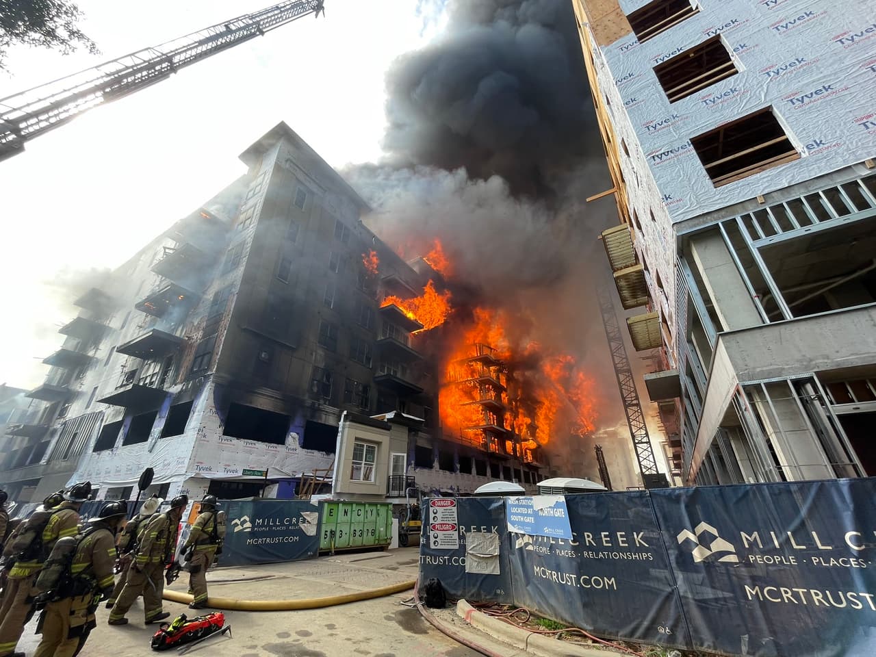 Un incendio masivo de cinco alarmas generó gran movilización de los cuerpos de bomberos de Charlotte la mañana del jueves.