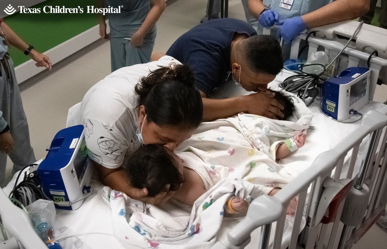 Tras su exitosa cirugía de separación, que incluía una amplia reconstrucción ortopédica de sus caderas que les permitiría caminar, 
<b>los niños volvieron a la UCIN durante dos meses más.</b>
<br>
<br>
<b>A los nueve meses de edad, después de pasar toda su vida en el hospital, los niños fueron dados de alta de la UCIN el 26 de octubre de 2022.</b>
<br>