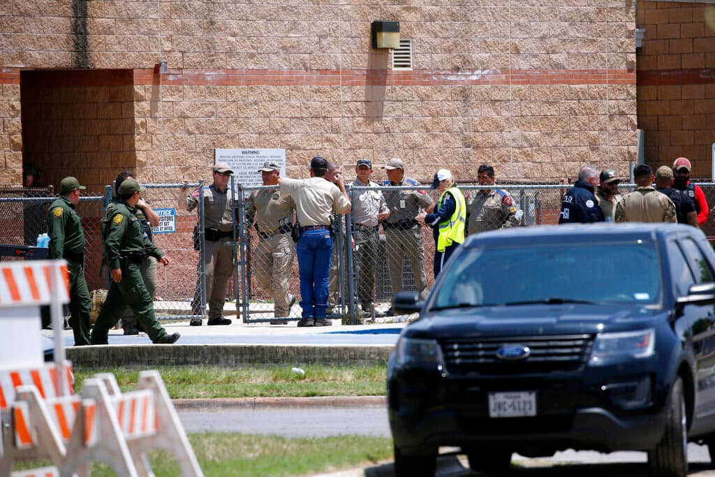 Policías y personal de emergencias se reunieron afuera de la Escuela Primaria Robb tras el tiroteo, al que 
<a href="https://www.univision.com/shows/noticiero-univision/a-falta-de-comunicados-oficiales-familiares-usan-redes-sociales-para-identificar-a-las-victimas-del-tiroteo-en-texas-video">también acudieron elementos de la Patrulla Fronteriza</a>.