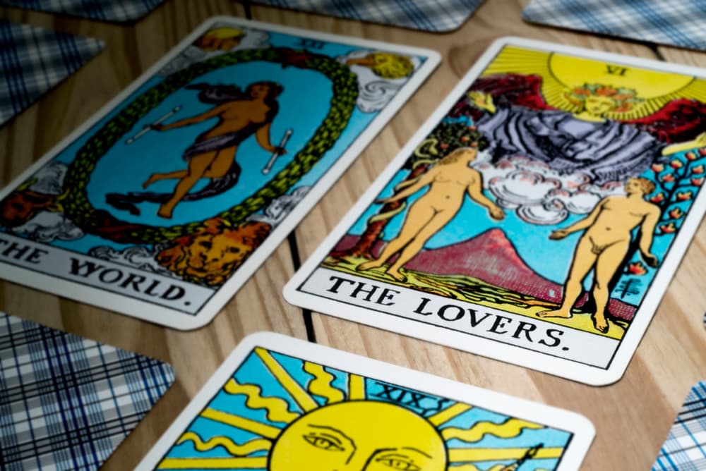 La cuarta carta, la que está hasta abajo, entre las otras dos columnas, es el la "salida al problema", o sea, el 
<b>consejo</b> que nos da el Tarot. Esta carta nos da una recomendación relacionada con la consulta que está realizando.