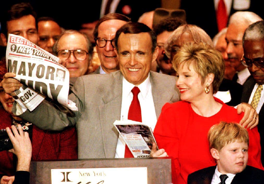 Rudy Giuliani, electo para su primer periodo en la alcaldía de nueva York, sostiene un diario que proclama su victoria en noviembre de 1993 sobre el demócrata David Dinkins.