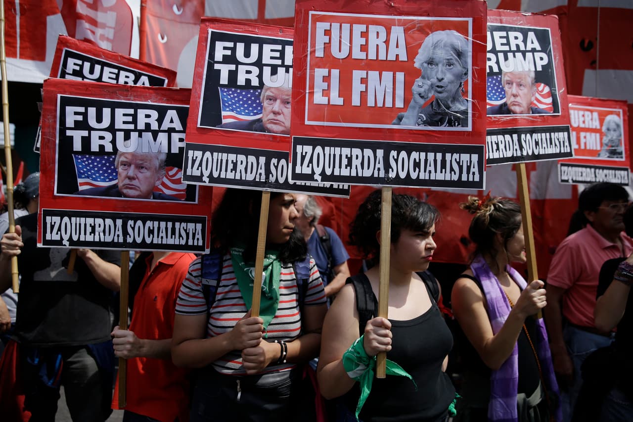 Uno de los principales temores del gobierno argentino es que se dieran fuertes disturbios en protestas callejeras contra la cita, como ocurrió en Alemania en la última cumbre de 2017. Convocada por la Confluencia Fuera G20 FMI, que agrupó a más de un centenar de formaciones políticas, organizaciones sociales y sindicatos,
<b> miles de personas recorrieron parte de la Buenos Aires</b> que no estaba cercada por la seguridad en una manifestación de rechazo a la "reunión de rapiña" del G20, pero terminó sin incidentes.