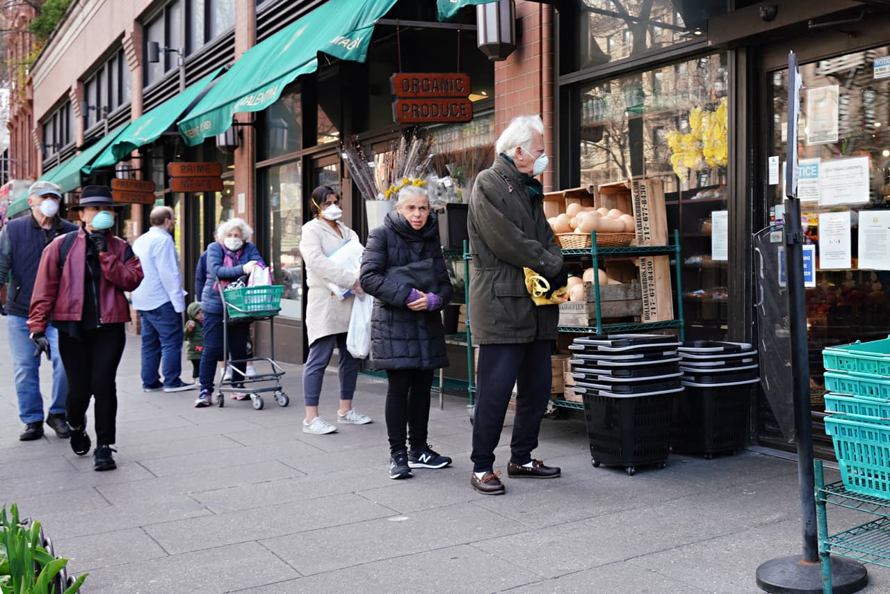 <b>2. Nuevas reglas al comprar alimentos</b>
<br>Supermercados y tiendas de alimentos debieron modificar varias de sus políticas de ingreso a sus sucursales, con el objetivo de frenar la propagación del coronavirus. Primeramente 
<b><a href="https://www.univision.com/local/los-angeles-kmex/walmart-anuncia-cambios-en-el-horario-de-sus-tiendas-debido-al-coronavirus">Walmart,</a> <a href="https://www.univision.com/local/fresno-kftv/costco-impone-nuevas-restricciones-en-sus-tiendas-para-frenar-propagacion-del-coronavirus">Costo,</a> Target, Puerto Vallarta redujeron sus horas de atención y <a href="https://www.univision.com/local/fresno-kftv/estas-tiendas-ofrecen-horarios-exclusivos-para-que-adultos-mayores-hagan-sus-compras">priorizaron horarios para adultos mayores</a>, además de aplicar medidas de contar <a href="https://www.univision.com/local/fresno-kftv/clientes-de-walmart-seran-contados-uno-a-uno-antes-de-ingresar-debido-a-la-crisis-de-coronavirus">uno a uno a los clientes antes de ingresar</a>, para no hacinar los espacios.</b>
