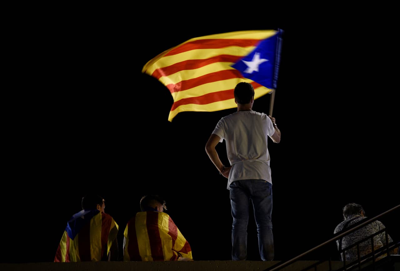 Un partidario de la ruptura con España lleva una estelada, la bandera independentista catalana.