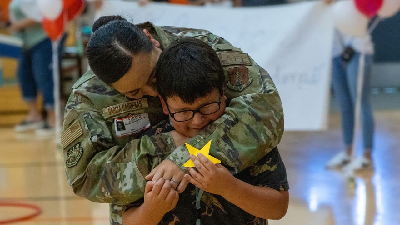 Isaac Cárdenas, quien va en el cuarto grado, tuvo una sorpresa muy especial cuando vio a su mamá, una veterana de la Fuerza Aérea, regresar a casa. Así fue la visita en su escuela.