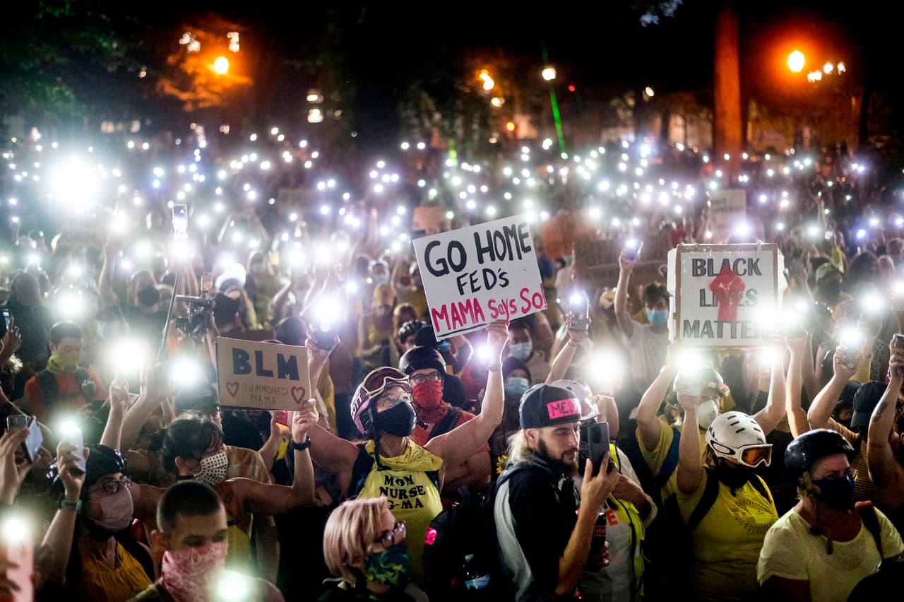 “Regresen a casa, federales, lo dice mamá”, se lee en un cartel que llevó una mujer a la manifestación del 20 de julio en Portland. Los líderes estatales y locales han pedido repetidamente a los agentes federales que abandonen la ciudad, argumentando que su presencia ha empeorado un entorno ya tenso.
