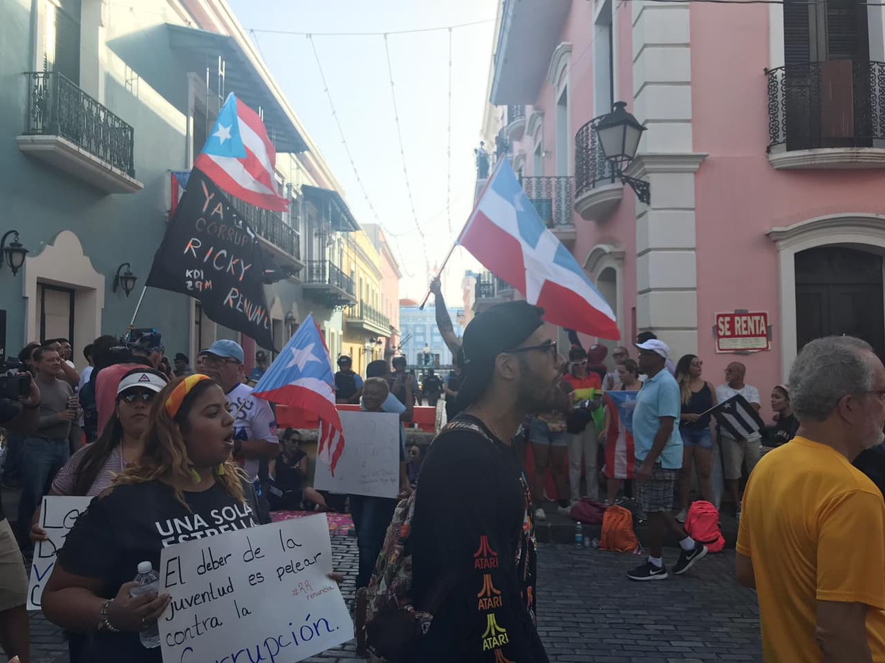 Sin embargo, en una conferencia de prensa el gobernador se aferró a su puesto. Rosselló dijo que no ha cometido actos ilegales ni de corrupción.
<br>