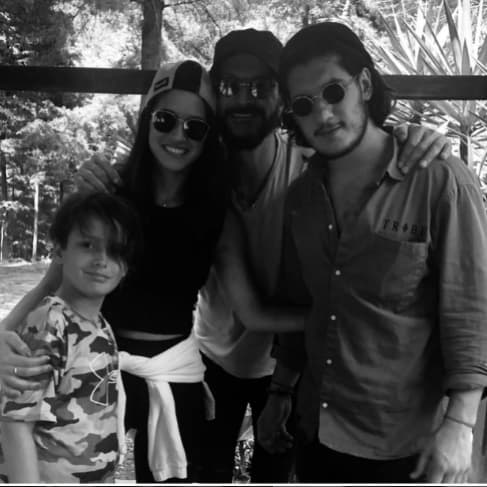 El cantante tiene tres hijos. En su primer matrimonio, con Leslie Torres, tuvo a Adria y Ricardo; años más tarde, con Daisy Arvelo, tuvo a su tercer hijo, Nicolás.