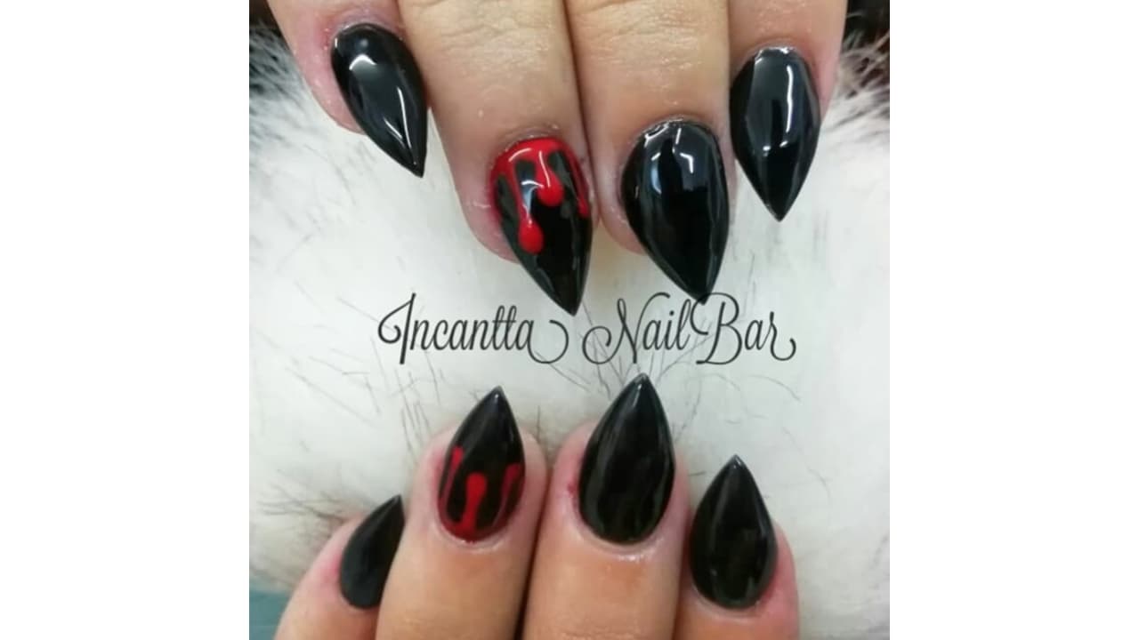 Uñas para Halloween con sangre