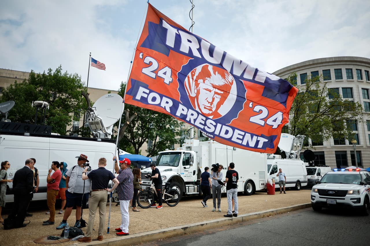 En Florida, el Departamento de Justicia ha presentado más de 30 cargos por delitos graves en contra de Trump por posesión ilícita de documentos confidenciales después de dejar la Casa Blanca y ocultarlos del gobierno. Dicho juicio está programado para finales de mayo.