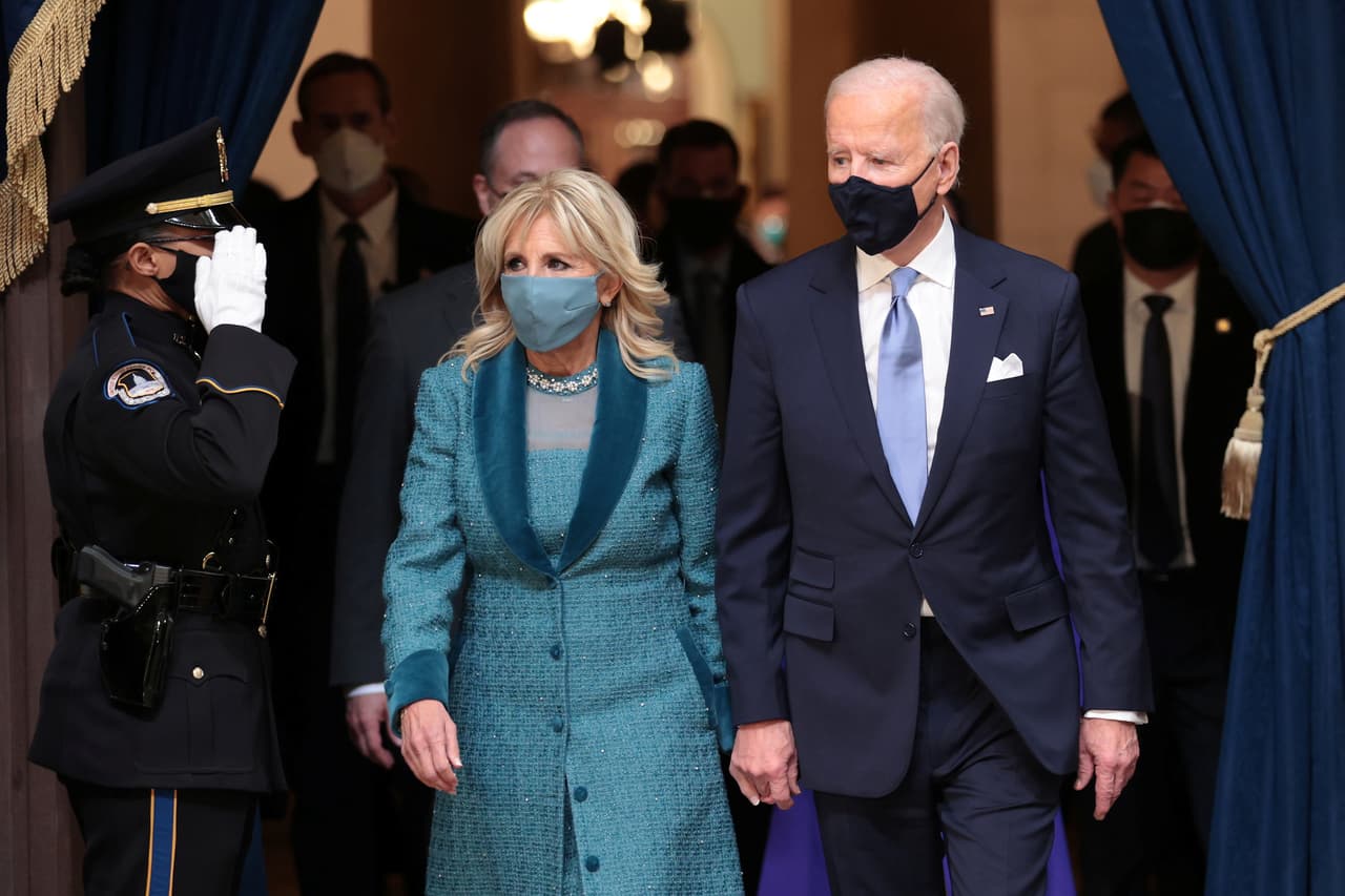 Biden también planea organizar una “cumbre mundial” dedicada a frenar el cambio climático y presionar a China para que elimine los subsidios al carbón y otros combustibles fósiles. Y está listo para terminar el controvertido oleoducto Keystone XL que se extiende desde las praderas de Canadá hasta Texas.