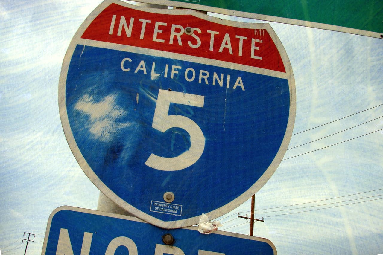 <b>Puesto 3. California</b>
<br>
<br>Costo anual promedio de la propiedad de un automóvil: 3,798 dólares. 
<br>
<br>Costo promedio de la reparación cuando se enciende una luz de advertencia del motor: 267 dólares en repuestos y 147 dólares en mano de obra. 
<br>
<br>Costo anual promedio del seguro: 1,966 dólares.
<br>
<br>Gasto anual promedio en gasolina de cada conductor con licencia en el estado: 1,418 dólares. 
<br>
<br>Costo promedio de la gasolina en febrero de 2022: 4.6 dólares por galón.
<br>