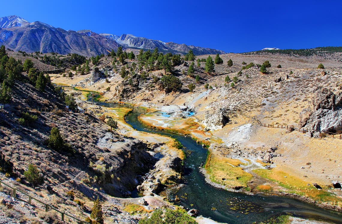 <b>Puesto 18: Long Valley Caldera, California. Índice de amenaza general: 129. </b>Está ubicado en el límite entre Sierra Nevada y la Provincia de Cuenca y Cordillera. Según un reciente estudio este súper volcán de California, que entró en erupción con resultados devastadores hace cientos de miles de años, tiene un vasto depósito de magma semifundido que mide 240 millas cúbicas.