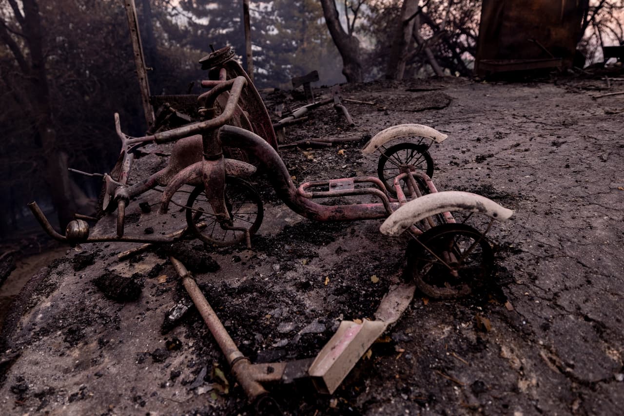 Mientras el fuego avanza, lo que fue una vida queda reducido a cenizas, como se ha podido ver con casas, casas móviles, autos e incluso juegos y juguetes de los niños.