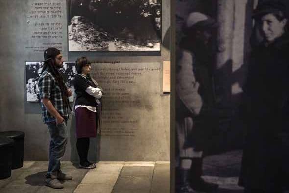 Hoy 27 de enero se conmemoran 70 años liberación de Auschwitz, el campo de concentración donde millones de seres humanos perdieron la vida por la terrible idea de exterminación de la población judía. Impresionante video #Auschwitz70 aquí Galería que la humanidad no debe olvidar.
