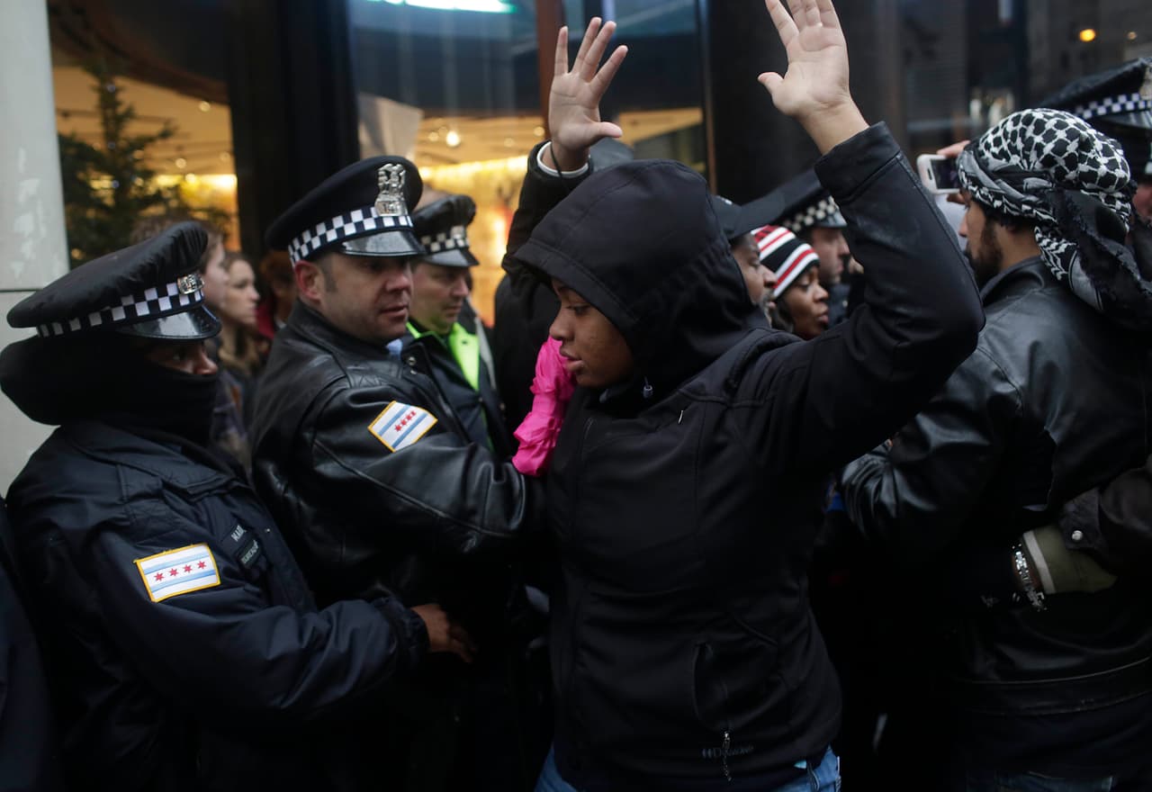 <b>27 de noviembre del 2015. </b> Miles de personas salen a manifestarse en el llamado 
<b><a href="http://www.univision.com/chicago/wgbo/noticias/protestas/cientos-salen-a-protestar-por-laquan-mcdonald-en-viernes-negro" target="_blank">Viernes Negro</a></b> en la avenida Michigan pidiendo justicia para Laquan. Los manifestantes utilizaron este día de compras para manifestar su descontento con el manejo del caso por parte de las autoridades.