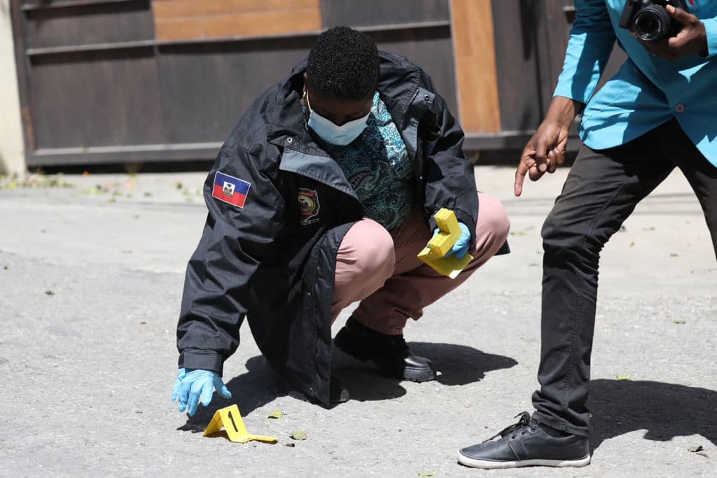 Continua el trabajo minucioso de los equipos de investigación para determinar 
<b>cómo se perpetró el asesinato </b>que ha conmocionado a un país que ya estaba en 
<a href="https://www.univision.com/noticias/mundo/jovenel-moise-asesinato-presidente-haiti-hombres-armados">una situación de crisis de seguridad y política. </a>
<br>