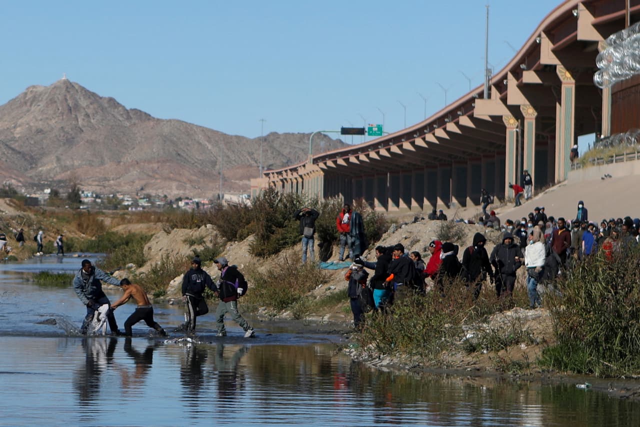 El alcalde de El Paso, Oscar Leeser, dijo el jueves que la ciudad estaba proveyendo transporte para los albergues y hoteles de la ciudad, pero que muchos migrantes se negaban a aceptar la ayuda.
<br>
<br>
<b>"Hablamos con ellos. Les preguntamos si quieren tomar el bus para que podamos llevarlos a albergues. No queremos ver a la gente en las calles", </b>aseguró el alcalde a 
<i>El Paso Times</i>. Este sábado repitió esa frase. Aseguró que su declaración de desastre está dada porque las autoridades migratorias han liberado en diciembre en su frontera hasta 6,000 personas por semana.