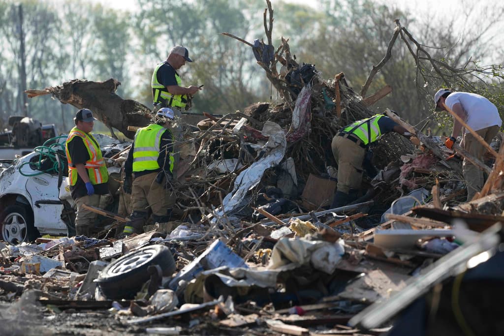 La Agencia de Manejo de Emergencias de Mississippi tuiteó el sábado que, además de los fallecidos, 
<b>decenas de personas resultaron heridas en el estado.</b> Los equipos de búsqueda y rescate de numerosas agencias locales y estatales ayudaban a los afectados y buscaban sobrevivientes entre los escombros.