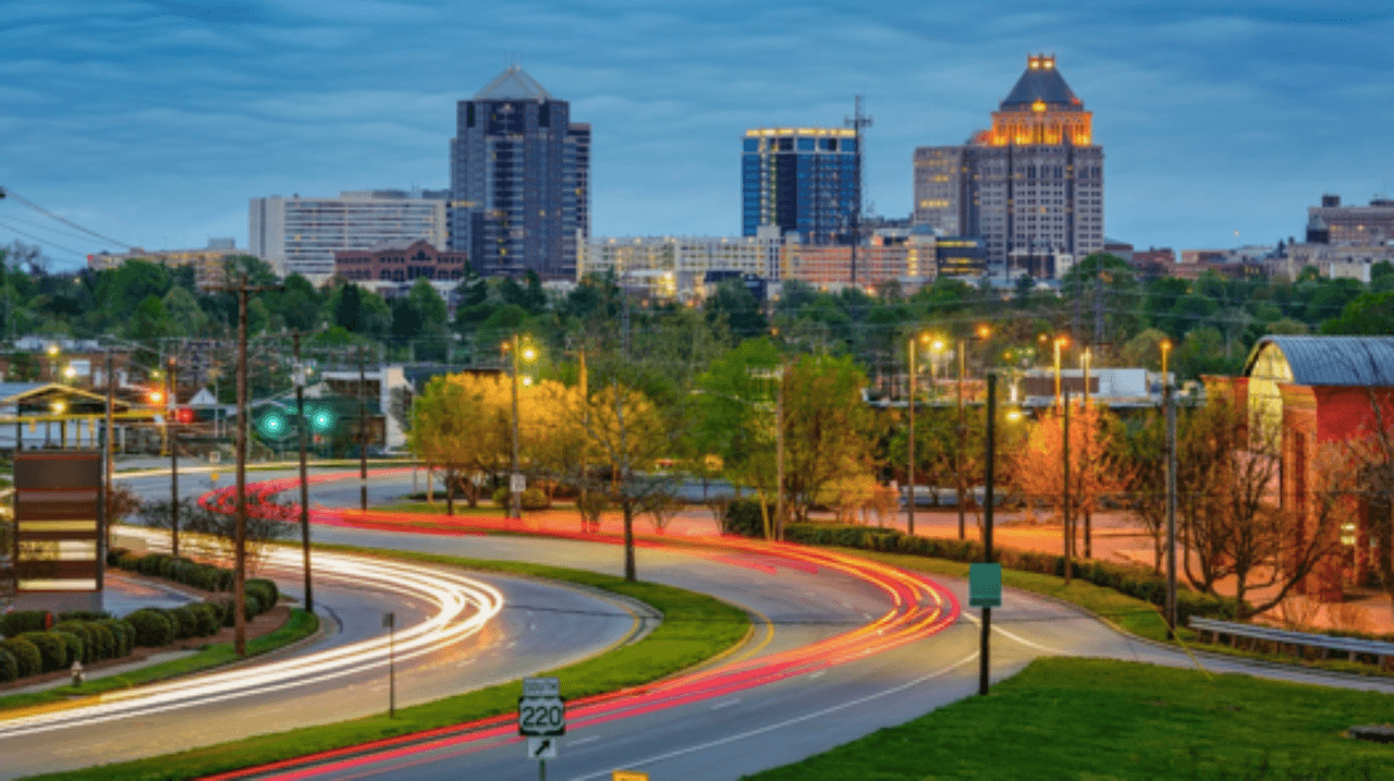 <h3 class="cms-H3-H3">13. Goldsboro, Carolina del Norte</h3>
<br>
<br>💵 
<b>Tasa de pobreza concentrada:</b> 26.3%
<br>
<br>💵 
<b>Tasa de pobreza en general: </b>18.7%
<br>
<br>💵 
<b>Barrios en extrema pobreza: </b>4 de 30.
<br>
<br>💵 
<b>Ingreso promedio por hogar: </b>$39,193 en barrios pobres, $68,466 en el resto.
<br>