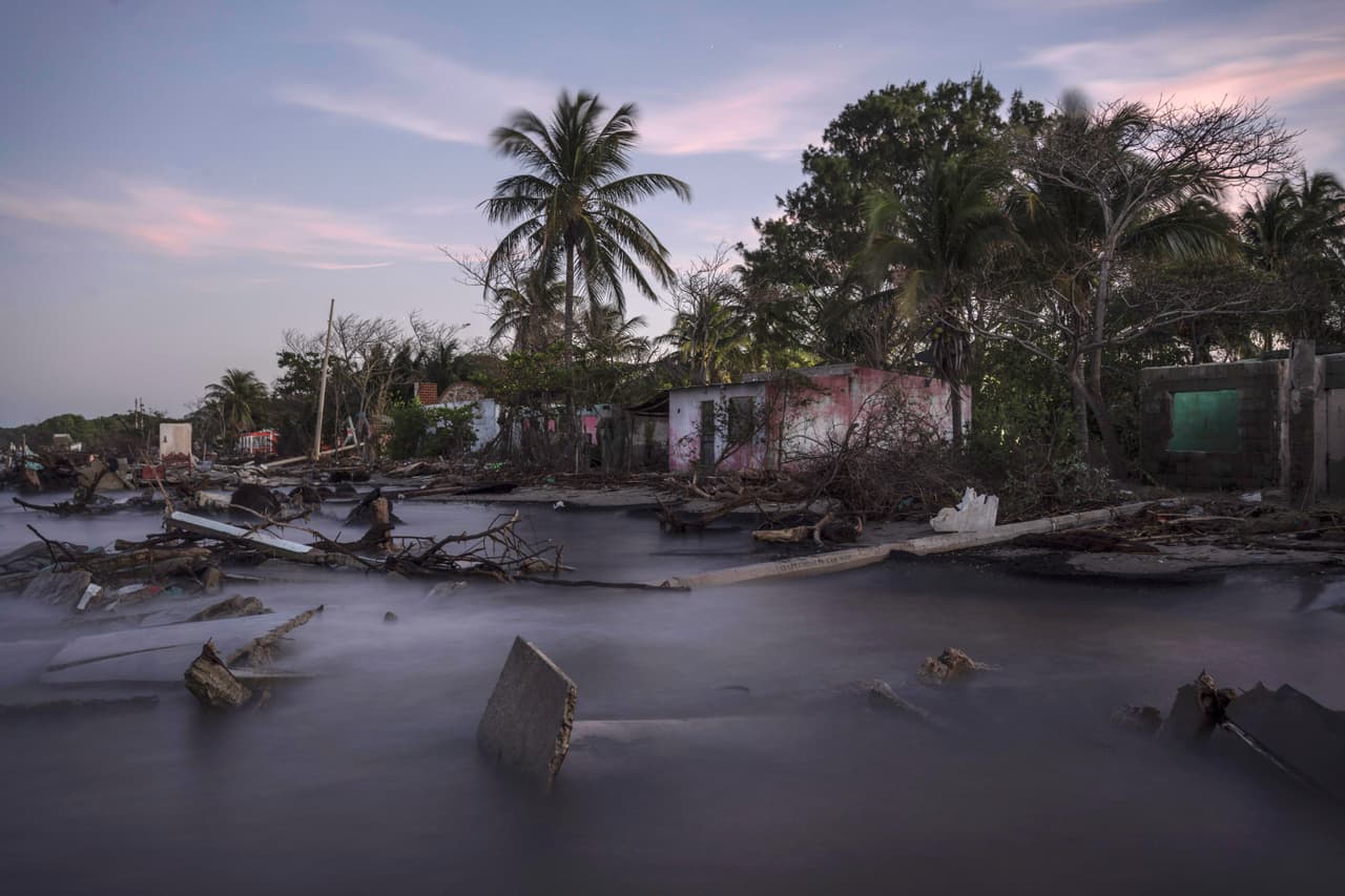 En la década de 1980, la gente se mudó a El Bosque para pescar. Salían hacia el Golfo de México en grupos de tres y cuatro y los pescadores regresaban con cubos llenos de sábalo y róbalos largos y rayados. 
<br>
<br>Había más que suficiente para construir una comunidad: pesca, tres escuelas, una pequeña iglesia y una cancha de baloncesto en la arena.
<br>