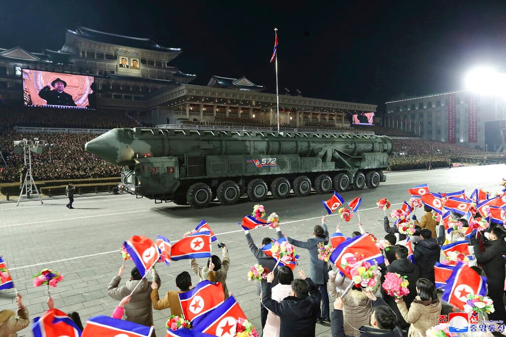 Los medios de comunicación estatales no mencionaron inmediatamente si Kim Jong Un pronunció un discurso durante el acto. El desfile se produjo después de que Kim se reuniera el lunes con sus altos mandos militares y ordenara una ampliación de los ejercicios de combate.