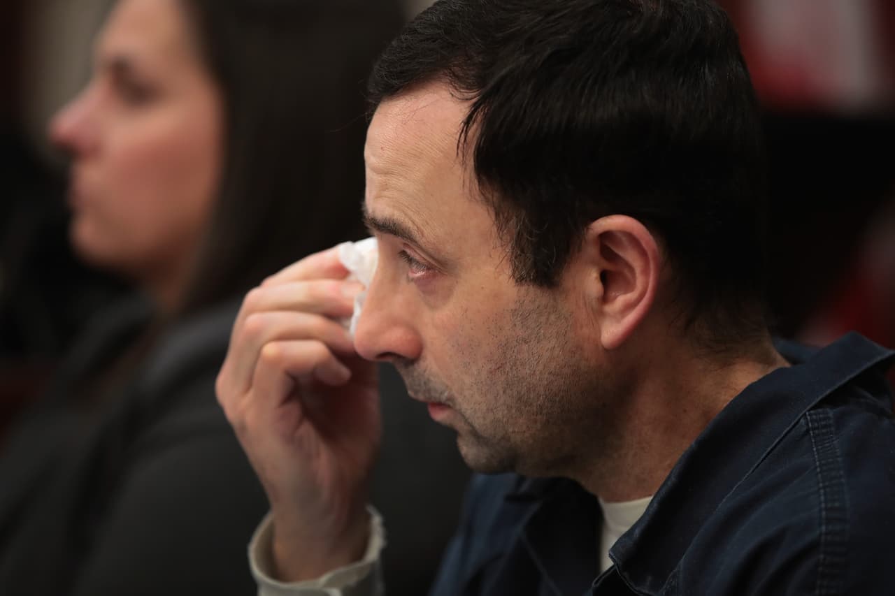 “Usted puede encontrar dañino lo que está oyendo aquí, pero nada es tan malo como lo que sus víctimas han tenido que soportar. 
<b>Usted pasó miles de horas preparando su conducta sexual criminal con esas menores. Pasar cuatro o cinco días escuchándolas es significativamente nada teniendo en cuenta las horas de placer que ha tenido a costa de ellas</b>", agregó la jueza 
<a href="https://twitter.com/kellierowe/status/954018481497919488">Rose Marie Aquilina</a>.
