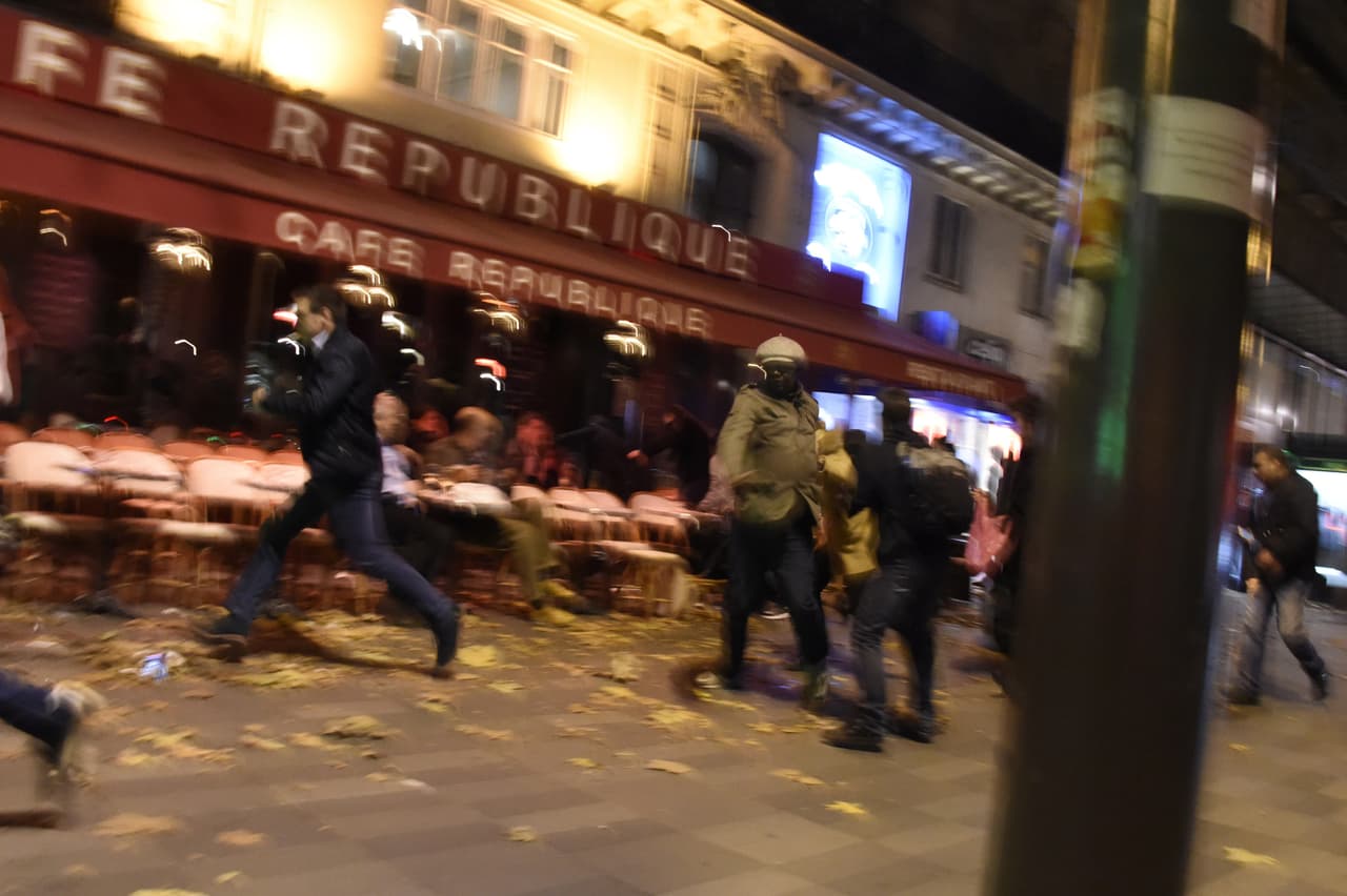 La gente corrió después de escuchar los primeros disparos o explosiones cerca de la Place de la République (Plaza de la República).
