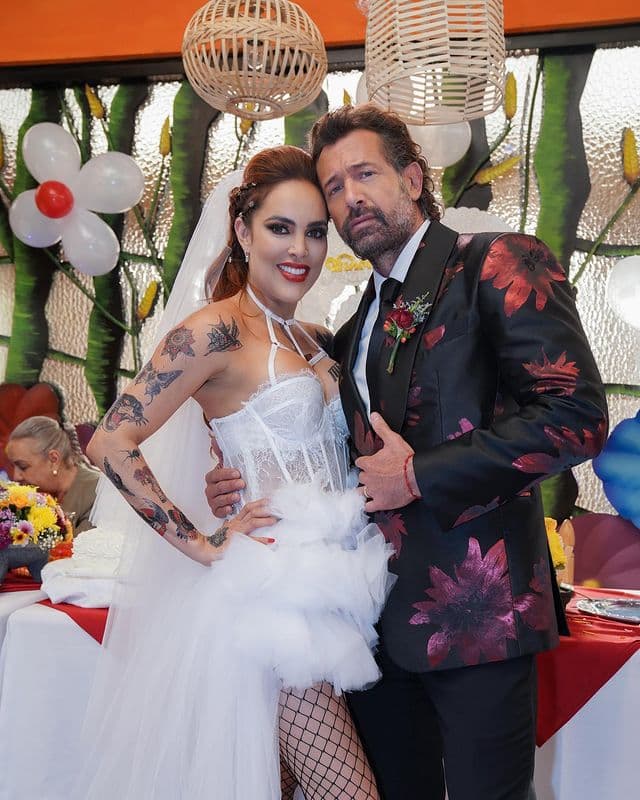Por su parte, Gabriel Soto continúa guardando silencio sobre el tema, lo cual contribuye a aumentar las especulaciones de que 
<a href="https://www.univision.com/famosos/sara-corrales-habria-presentado-mama-gabriel-soto-fotos">está “pretendiendo” a Sara Corrales</a>, con quien graba actualmente la novela Mi Camino Es Amarte.