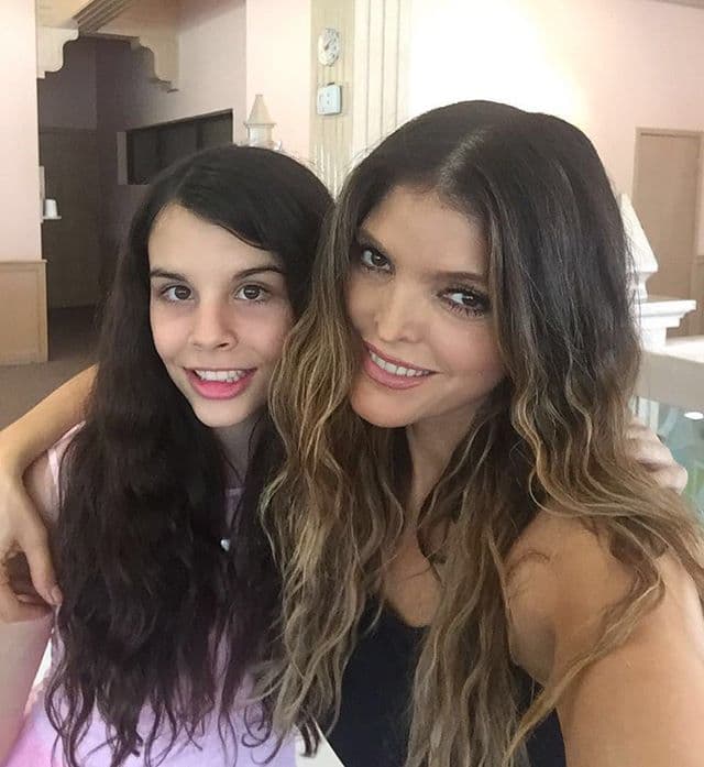 Luego, Ana Bárbara adoptó como propios a dos hijos de la fallecida actriz y conductora mexicana, Mariana Levy.