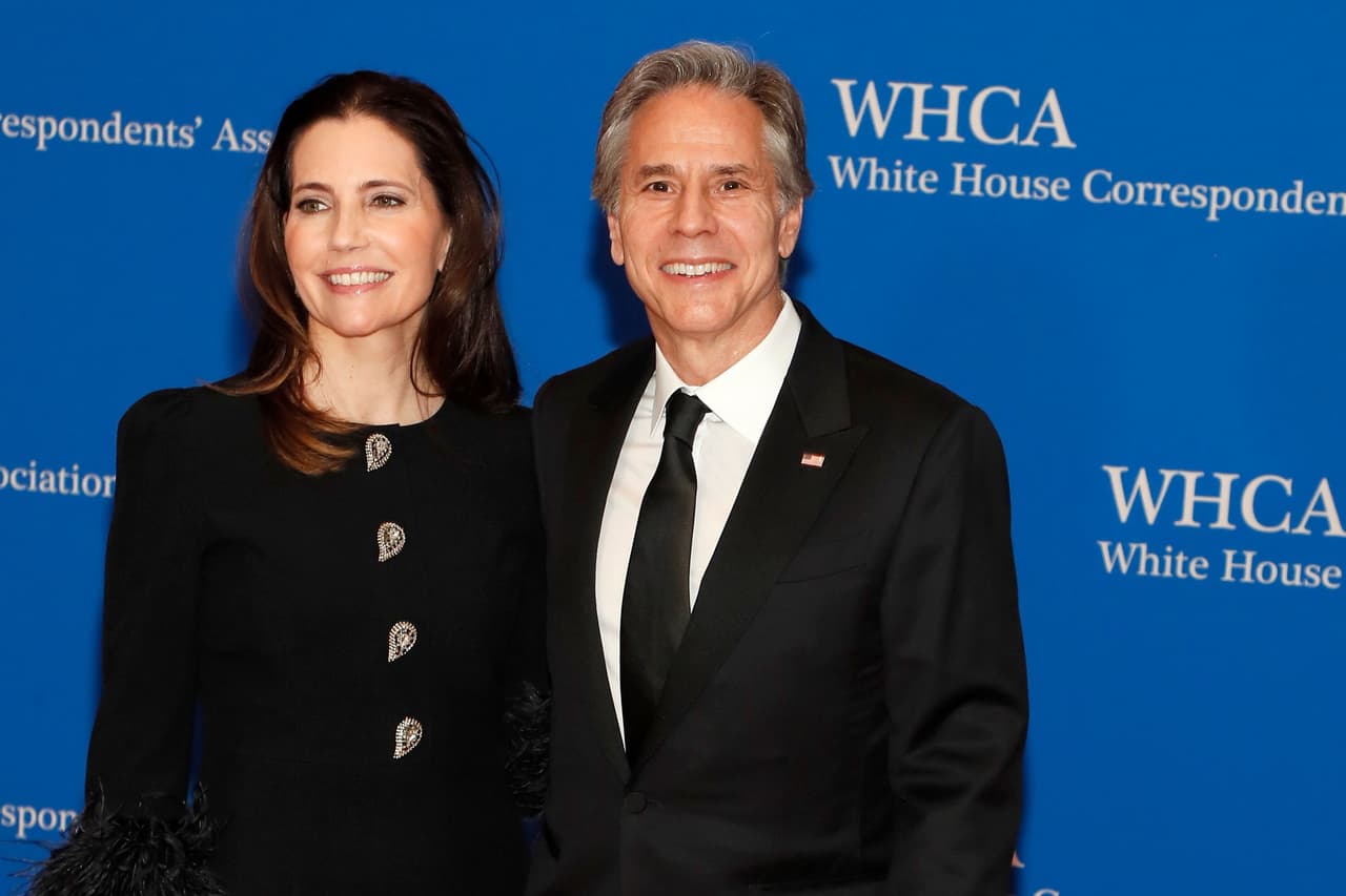 La cena de la Asociación de Corresponsales de la Casa Blanca, que 
<b>se vio suspendida por la pandemia en 2020 y 2021</b>, contó con Biden como el primer presidente que acepta la invitación en seis años, ya que Donald Trump no asistió al acto durante su mandato. En la imagen, el secretario de Estado, Antony Blinken, y su esposa, Evan Ryan, secretaria de gabinete de la Casa Blanca.