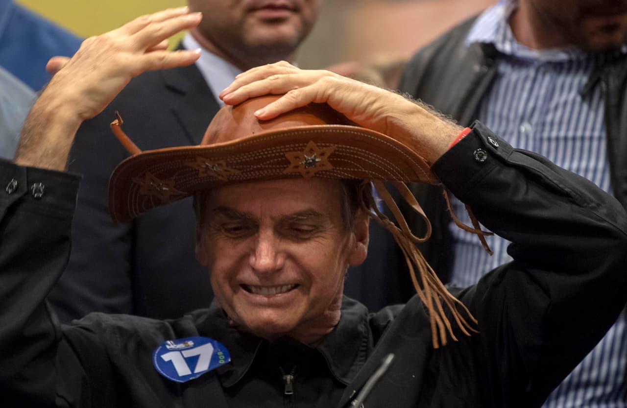 En un país en el que mueren asesinadas 60,000 personas al año, Bolsonaro defiende acabar con el estatuto de desarmamento y seguir el modelo estadounidense para que “todos los brasileños puedan tener un arma con la que defenderse”. Propone endurecer las penas para el narcotráfico, castración química para los violadores y control de natalidad en las clases más pobres a través de ligaduras de trompas en mujeres y vasectomías en hombres.