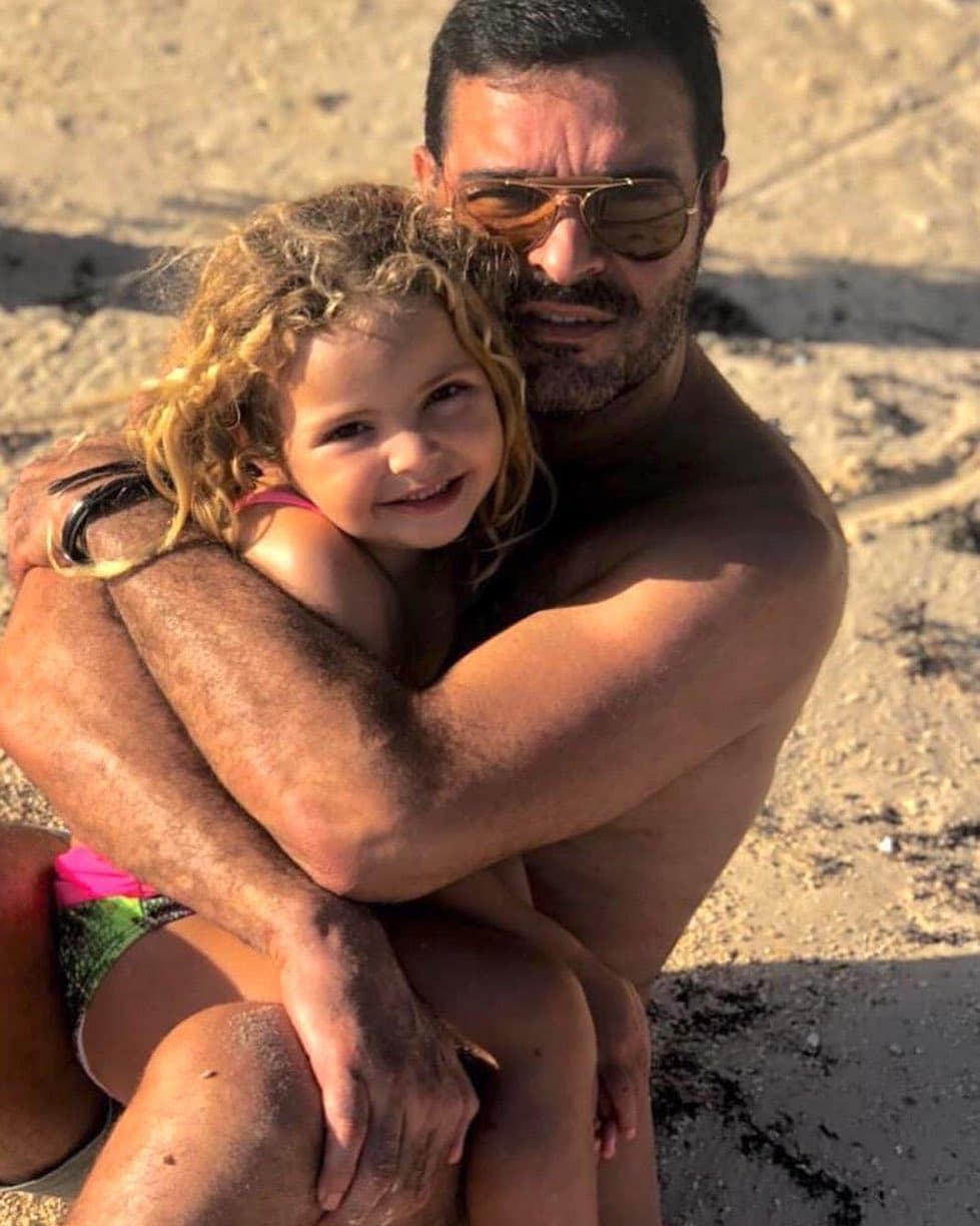 Además, en el comunicado de prensa niega que el intérprete de 'Mi piquito de oro' haya dicho que 
<b><a href="https://www.univision.com/famosos/pablo-montero-exesposa-carolina-wan-wielink-novio-despojar-apartamento-fotos">sus hijas menores sufren violencia física al lado de su madre. </a></b>