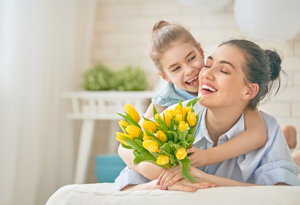 <b>LA LUNA EN CÁNCER. </b>
<br>Aquí se encuentra en su mejor momento porque Cáncer está regido por la Luna. Este tránsito agudiza tu sensibilidad, capacidad síquica, intuición, sentido de familia y del hogar, necesidad de intimidad y privacidad, cualidades defensivas y protectoras, amor a la maternidad y a la figura materna. ¡Es la Luna intuitiva y maternal!