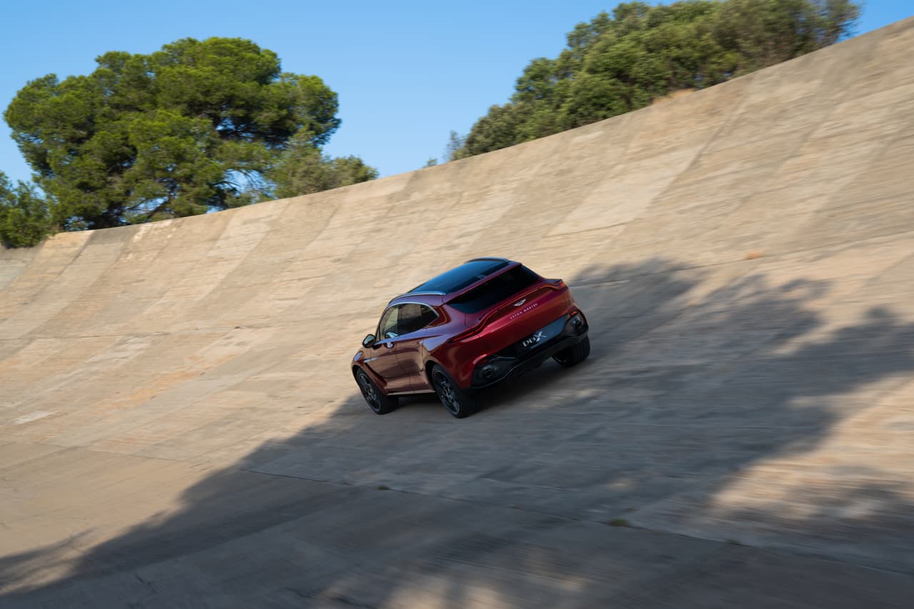 La Aston Martin DBX 2021 debuta en el Auto Show de Los Ángeles 2019.