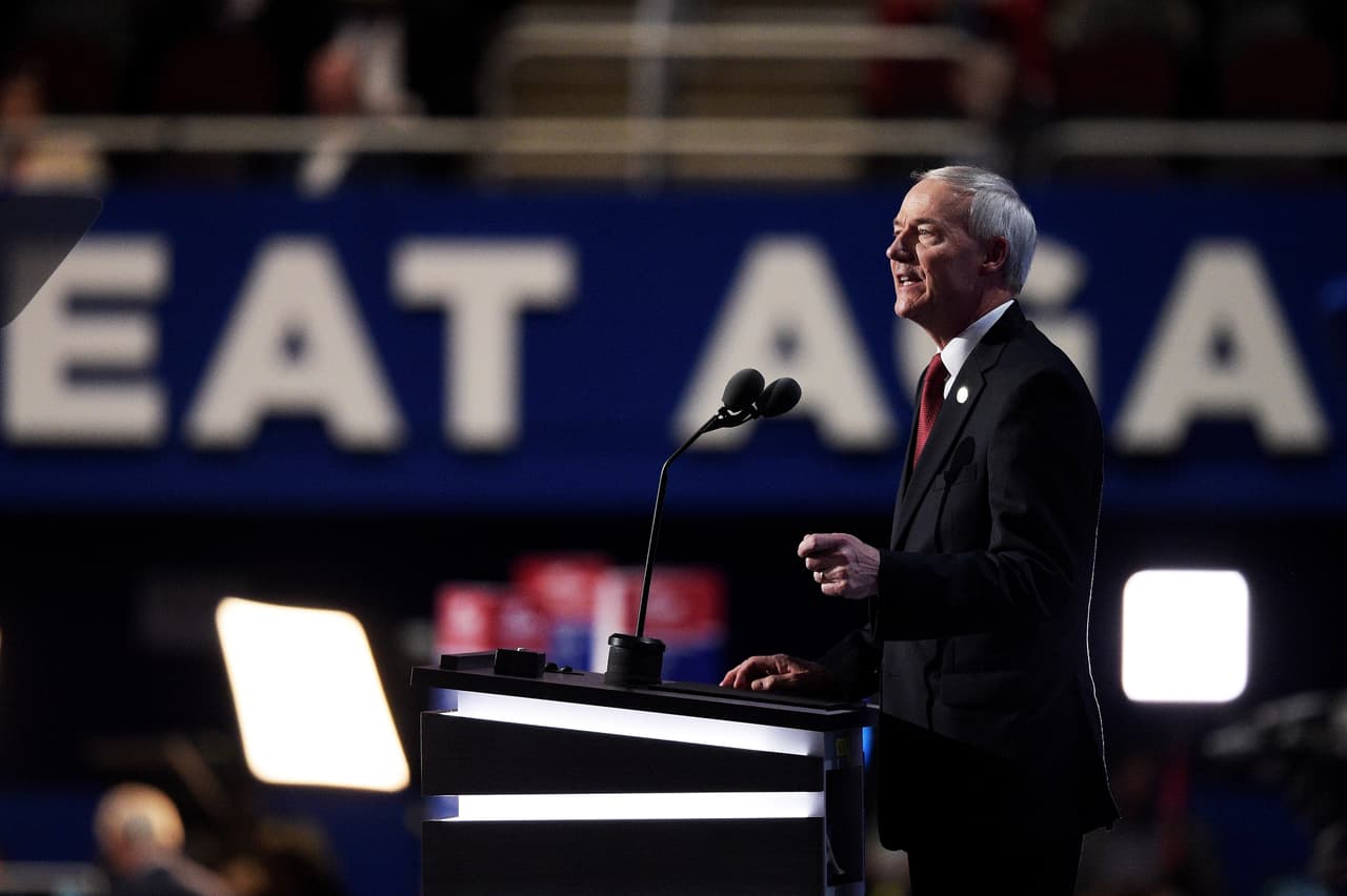 ✅ 
<b>Arkansas |</b> FEMA dijo el 25 de agosto que dio luz verde para los fondos al estado. En la foto, su gobernador, el republicano Asa Hutchinson, en un evento el 19 de julio de 2016.
