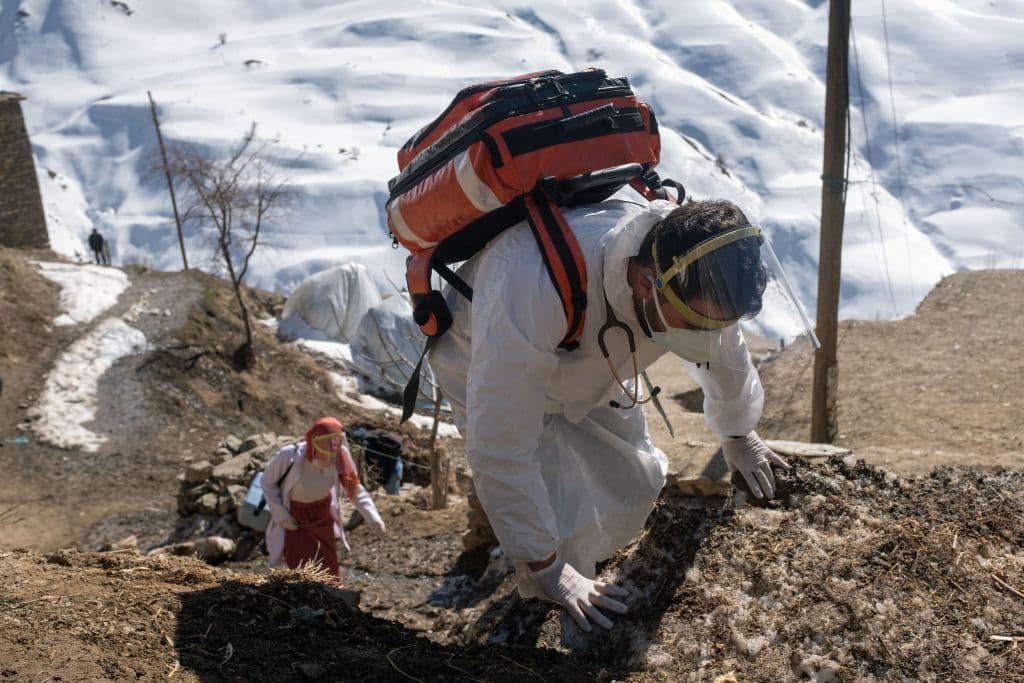 En la región de Van, en el este de Turquía, el personal sanitario ha tenido que escalar montañas para llegar a la remota aldea de Guneyyamac, en donde inocularon a parte de sus habitantes con la vacuna china de Sinovac.