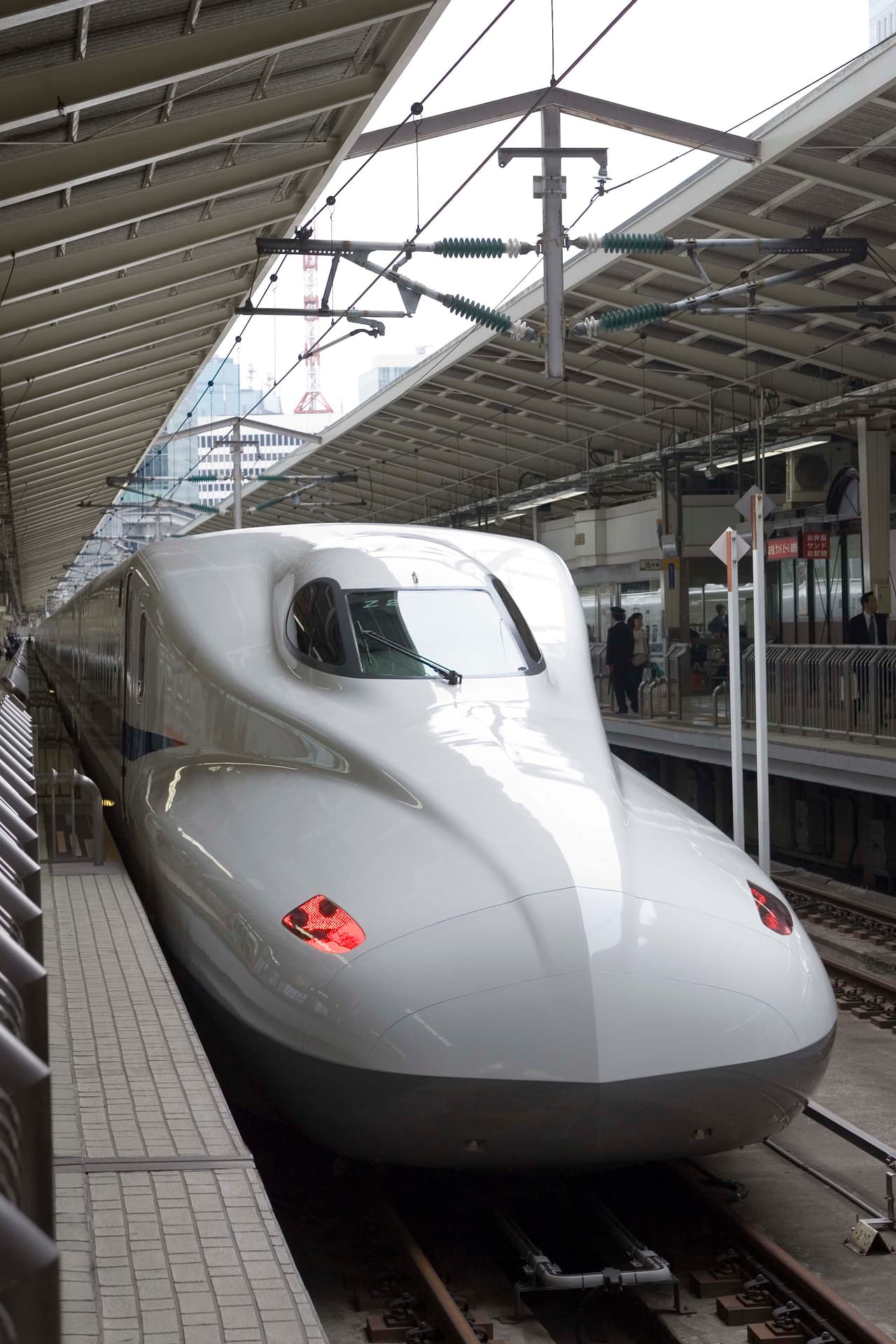 Inversionistas japoneses quieren crear un tren entre Houston y Dallas, similar al ya existente en su país (en las fotos).