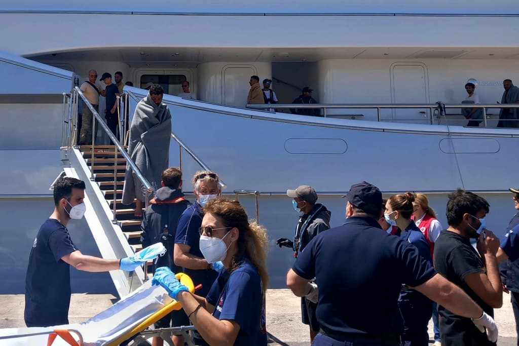 Al menos 78 migrantes mueren al hundirse un barco pesquero frente a la costas de Grecia