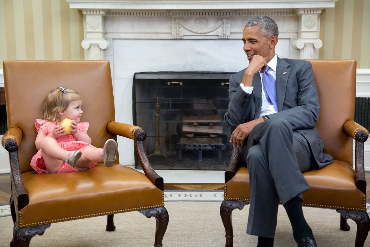 <b>22 de junio.</b> La espontaneidad de los pequeños visitantes de la Casa Blanca ha dado lugar a momentos entrañables como este, en el que la pequeña Melin se trepó en la silla del vicepresidente Biden mientras el presidente charlaba con otros adultos, hasta que se cruzaron sus miradas.