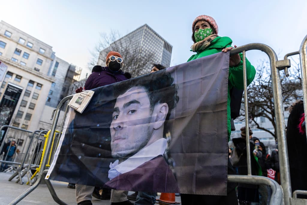 Mangione cuenta con un grupo de apoyo para su defensa, que se manifestó a las afueras del tribunal superior en Manhattan, donde estuvo citado.