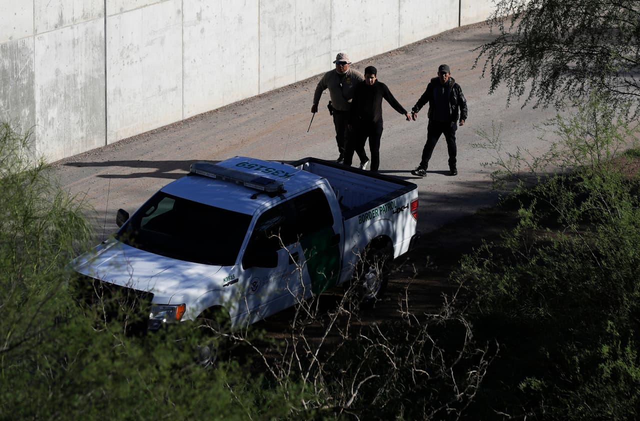 Gobierno advierte que expulsará inmediatamente a adultos solteros que cruzan la frontera